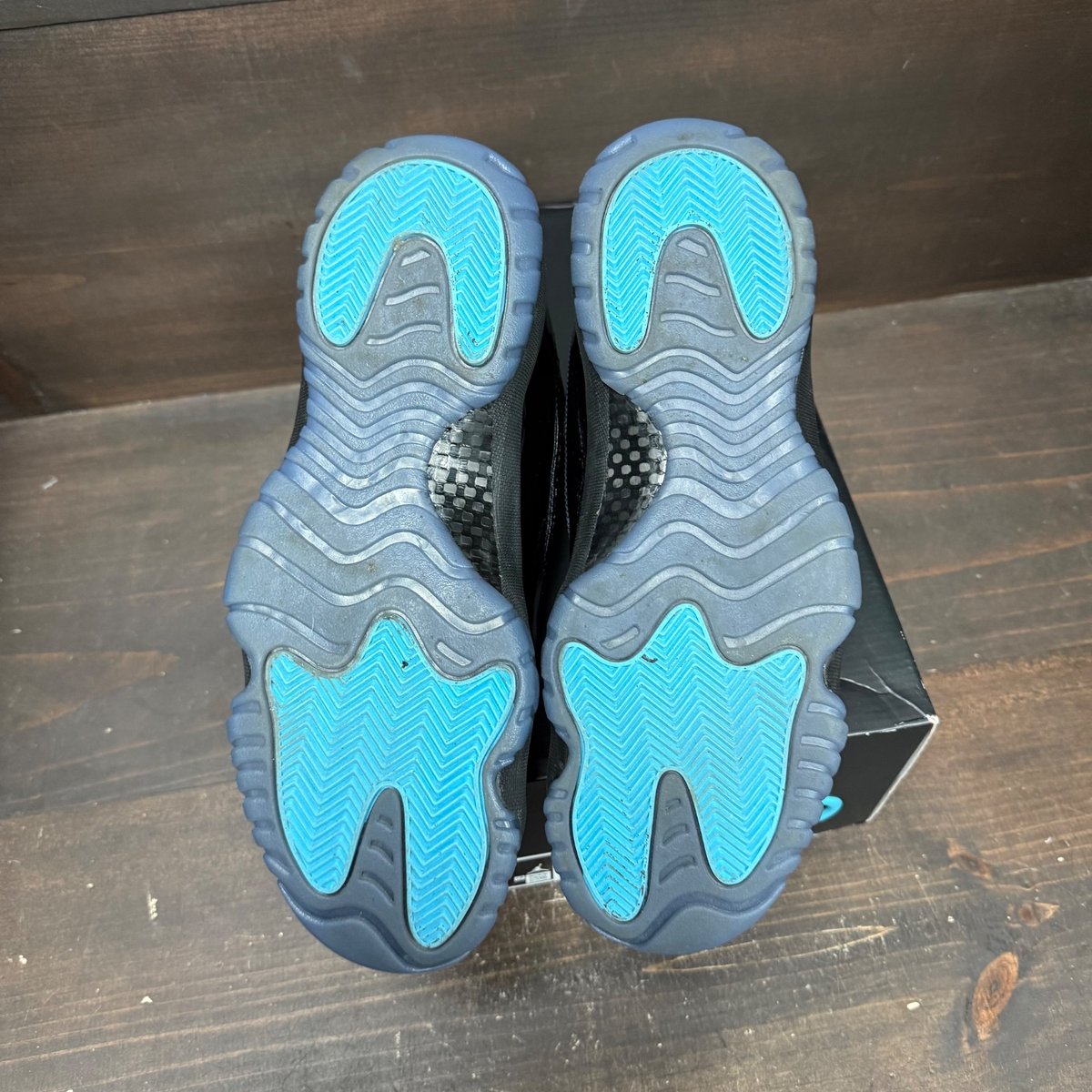Jordan 11 Retro Gamma Blue (2025) Size 11 (Pre-Owned) - box