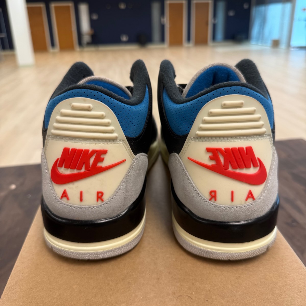 Jordan 3 Retro OG Rare Air Size 11.5 (Pre-Owned) - Image 4