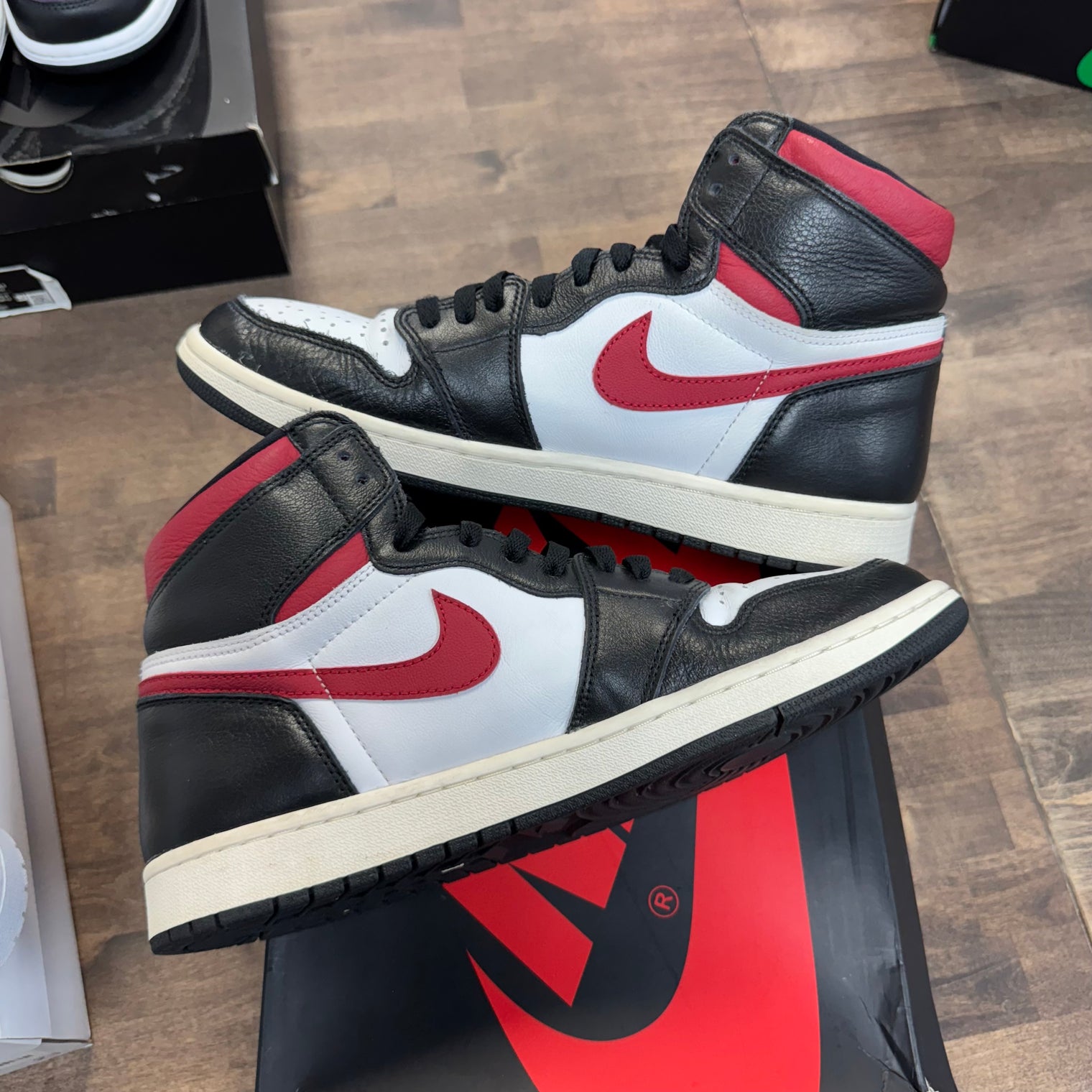 Black Gym Red Jordan 1 Retro High (USED)