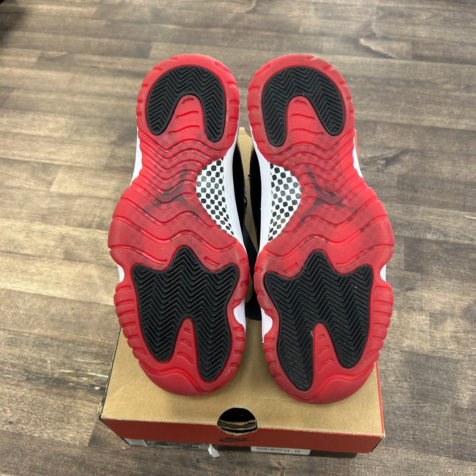 Jordan 11 Retro Playoffs Bred (2019) (Men's) (US 8.5) (Lightly Worn)