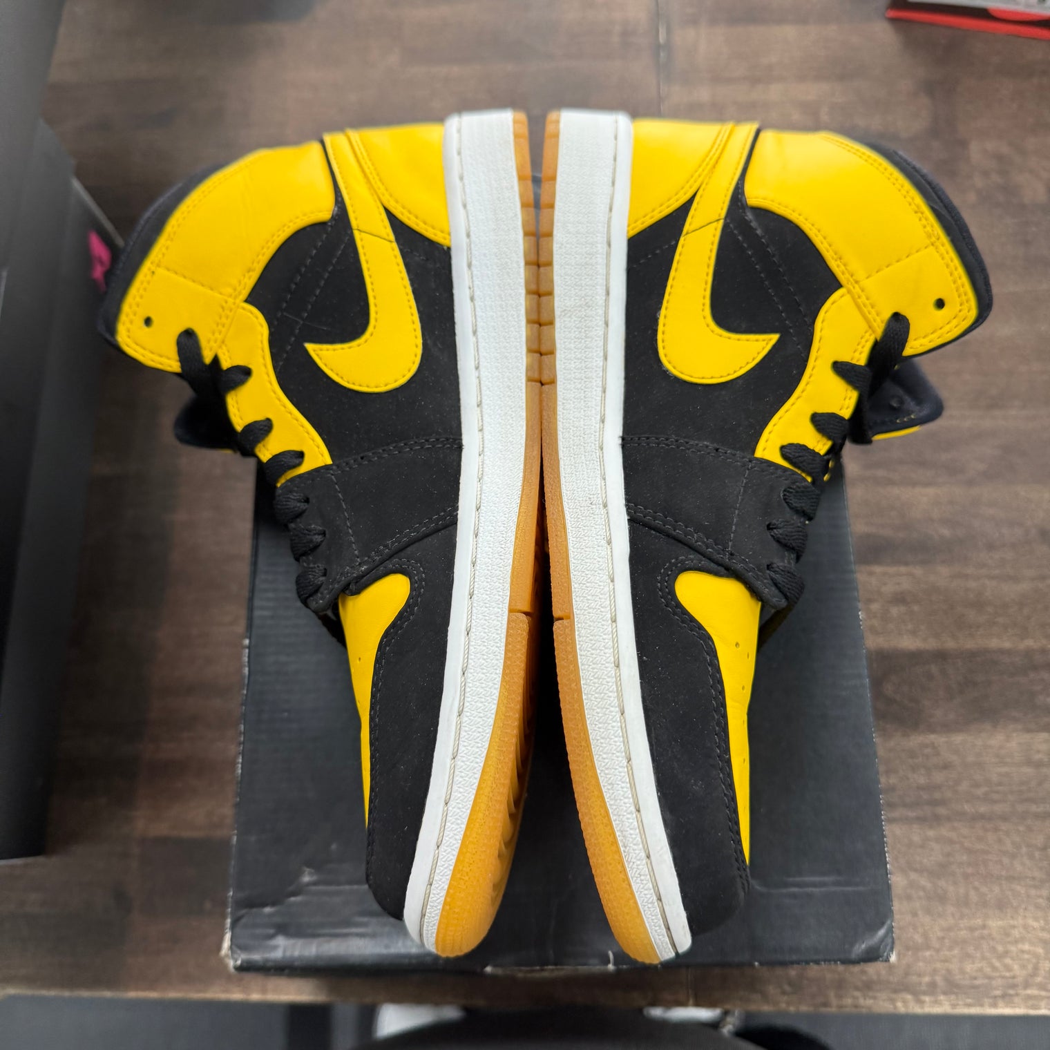 New Love Jordan 1 Retro Mid (2017) (USED)