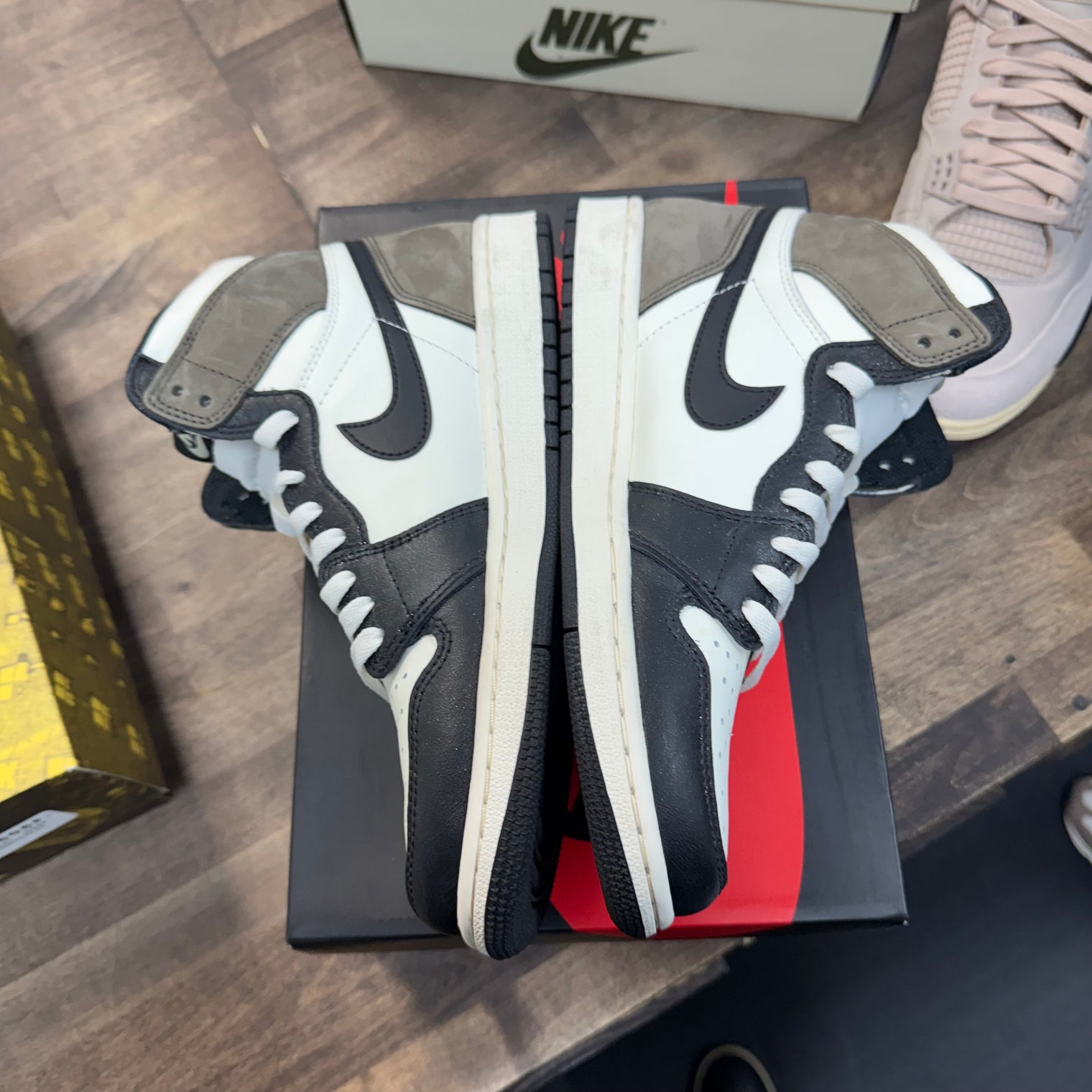 Jordan 1 Retro High Dark Mocha (US 8.5) (Lightly Worn)