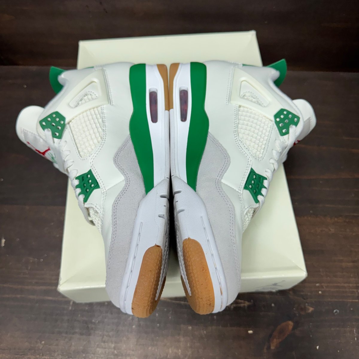 Jordan 4 Retro SB Pine Green Size 9.5 (Pre-Owned) - tag