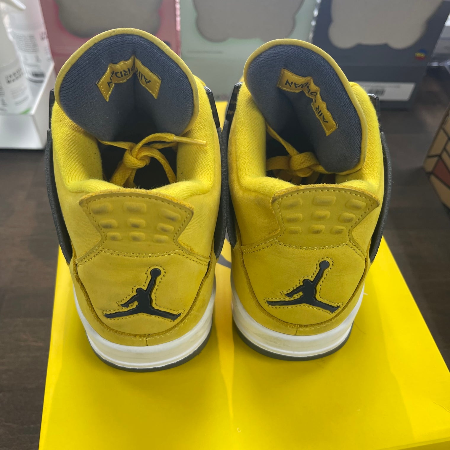 Lightning Jordan 4 (USED)