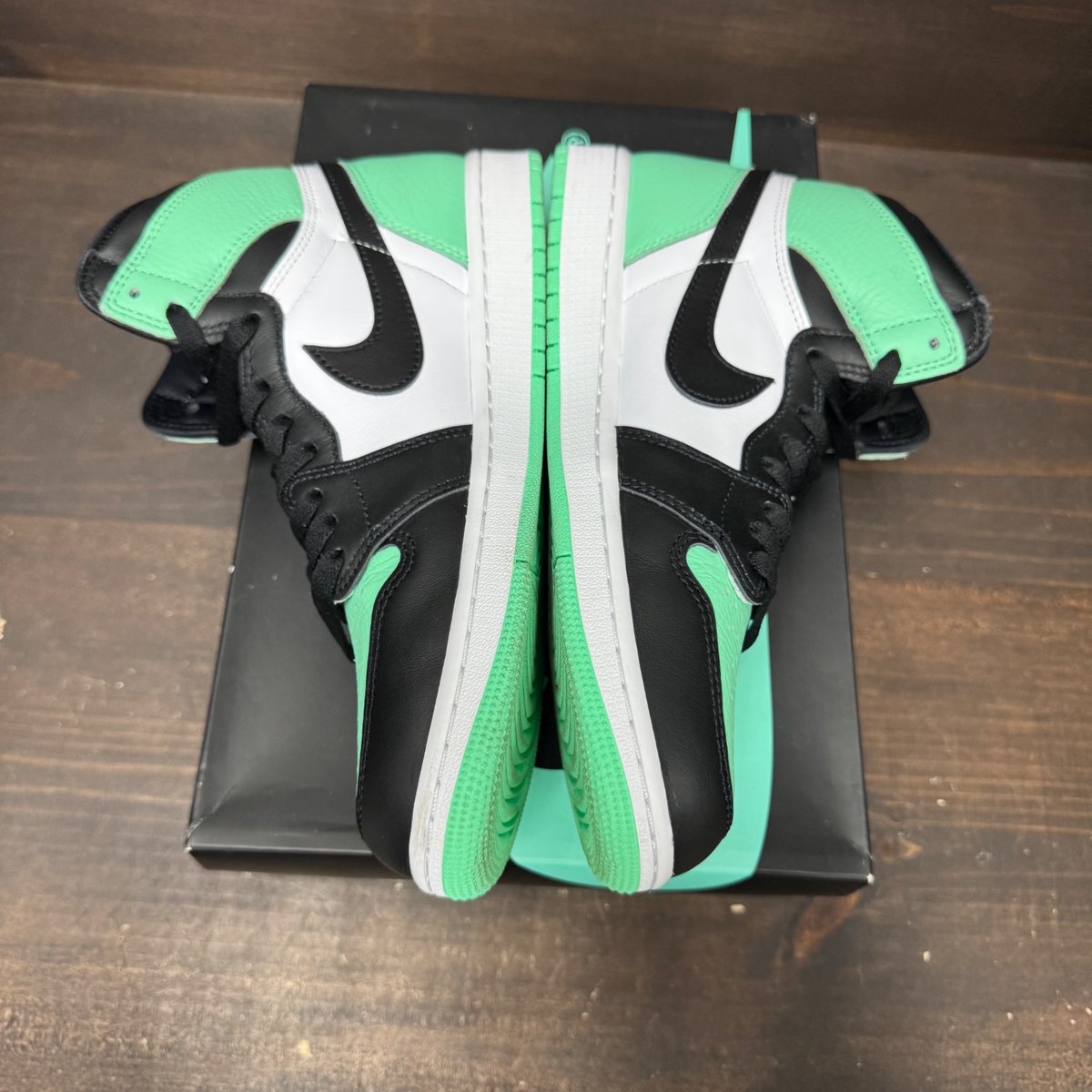 Jordan 1 Retro High OG Green Glow Size 9 (Pre-Owned) - tag