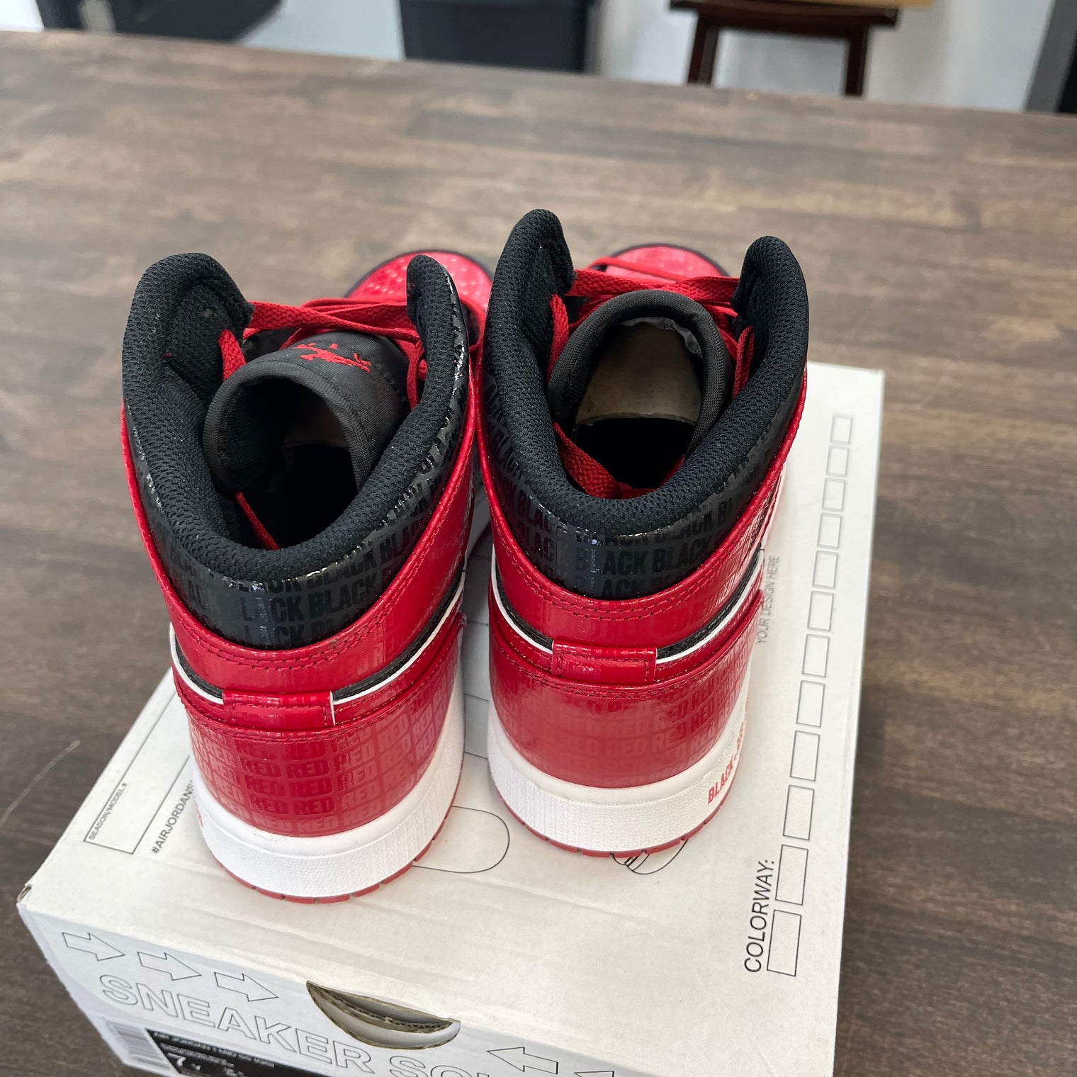 (GS) Bred Text Jordan 1 Mid (USED)