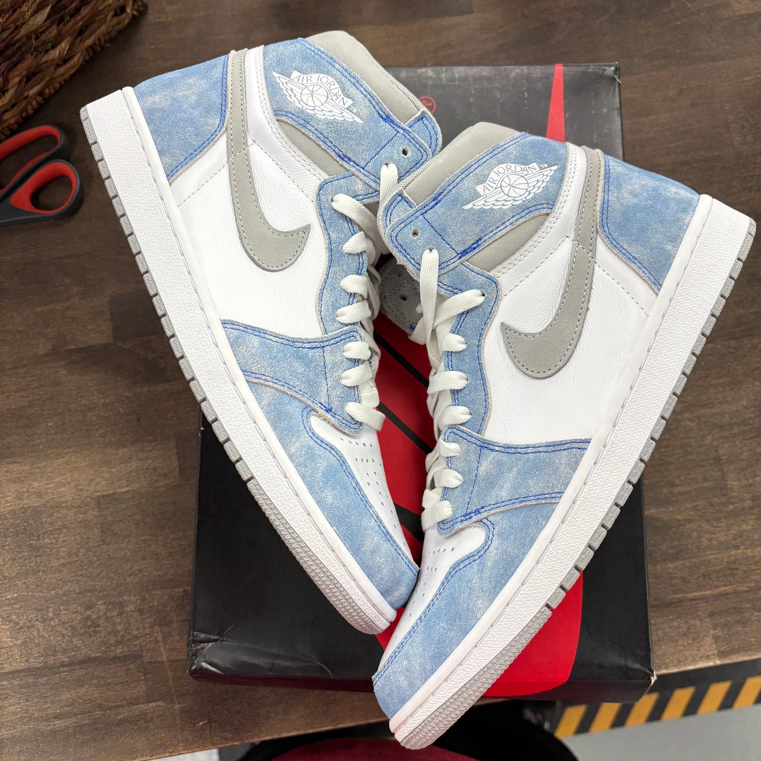 Hyper Royal Jordan 1 High (Lightly Worn)