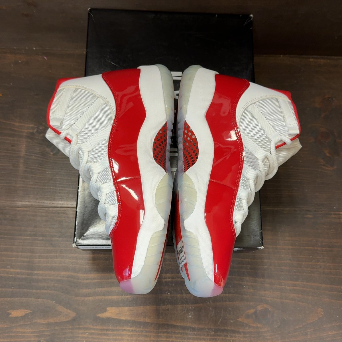 Jordan 11 Retro Cherry (2022) Size 9 (Pre-Owned) - aux