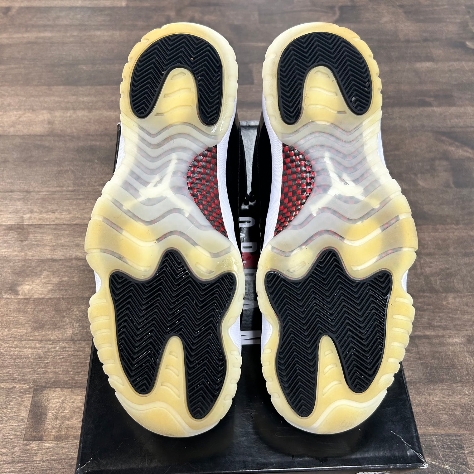 72-10 Jordan 11 Low (USED)