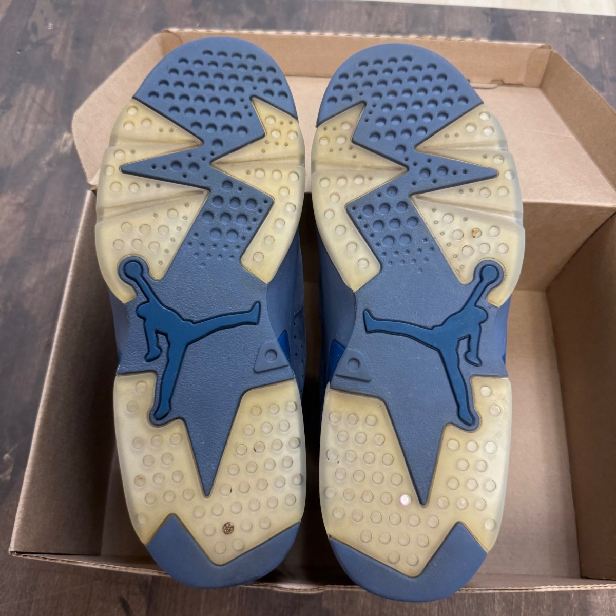 Jordan 6 Retro Diffused Blue Size 10.5 (Pre-Owned) - Image 3