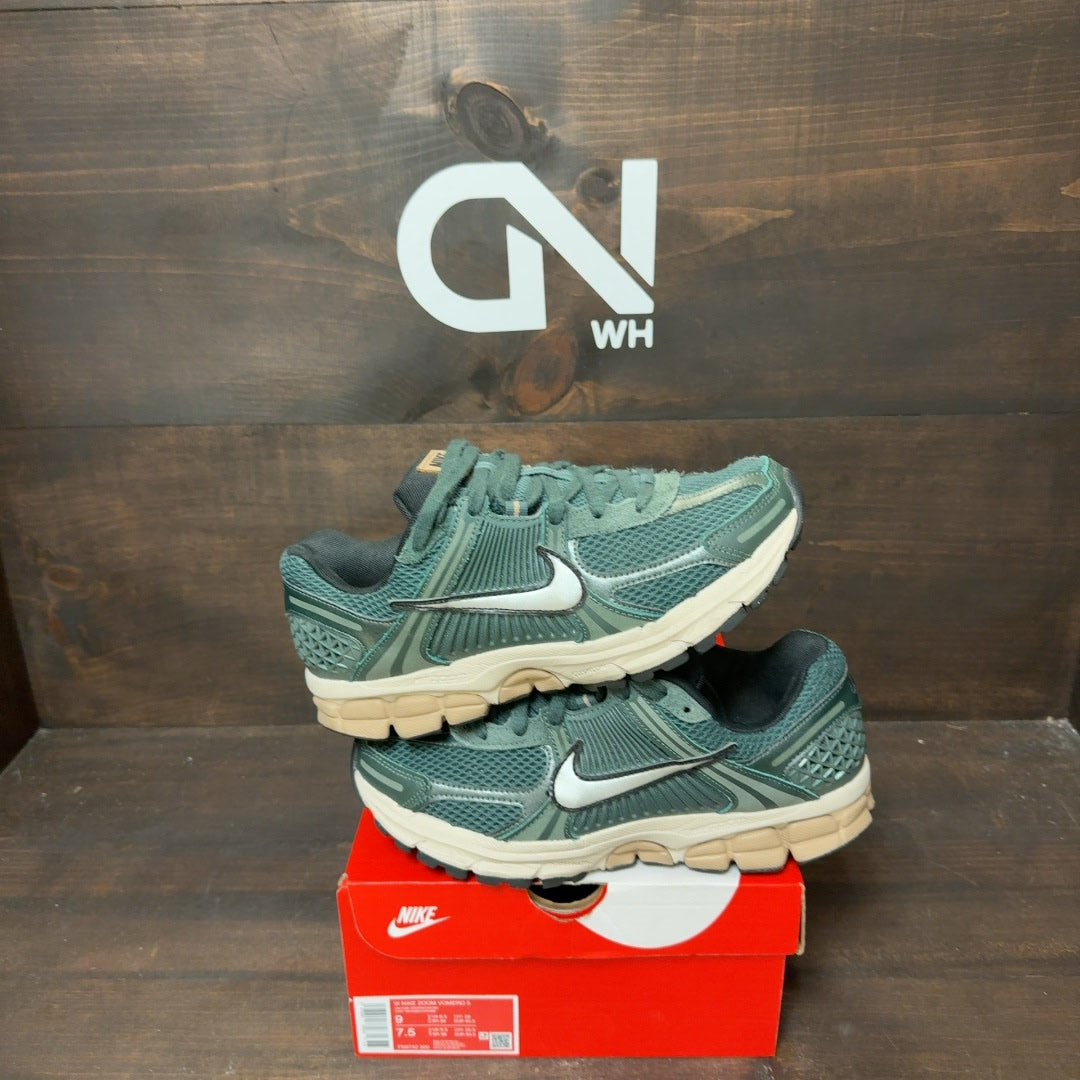 Nike Zoom Vomero 5 Vintage Green Light Orewood Brown Hemp Chrome (Women's) Size 9W (Pre-Owned)