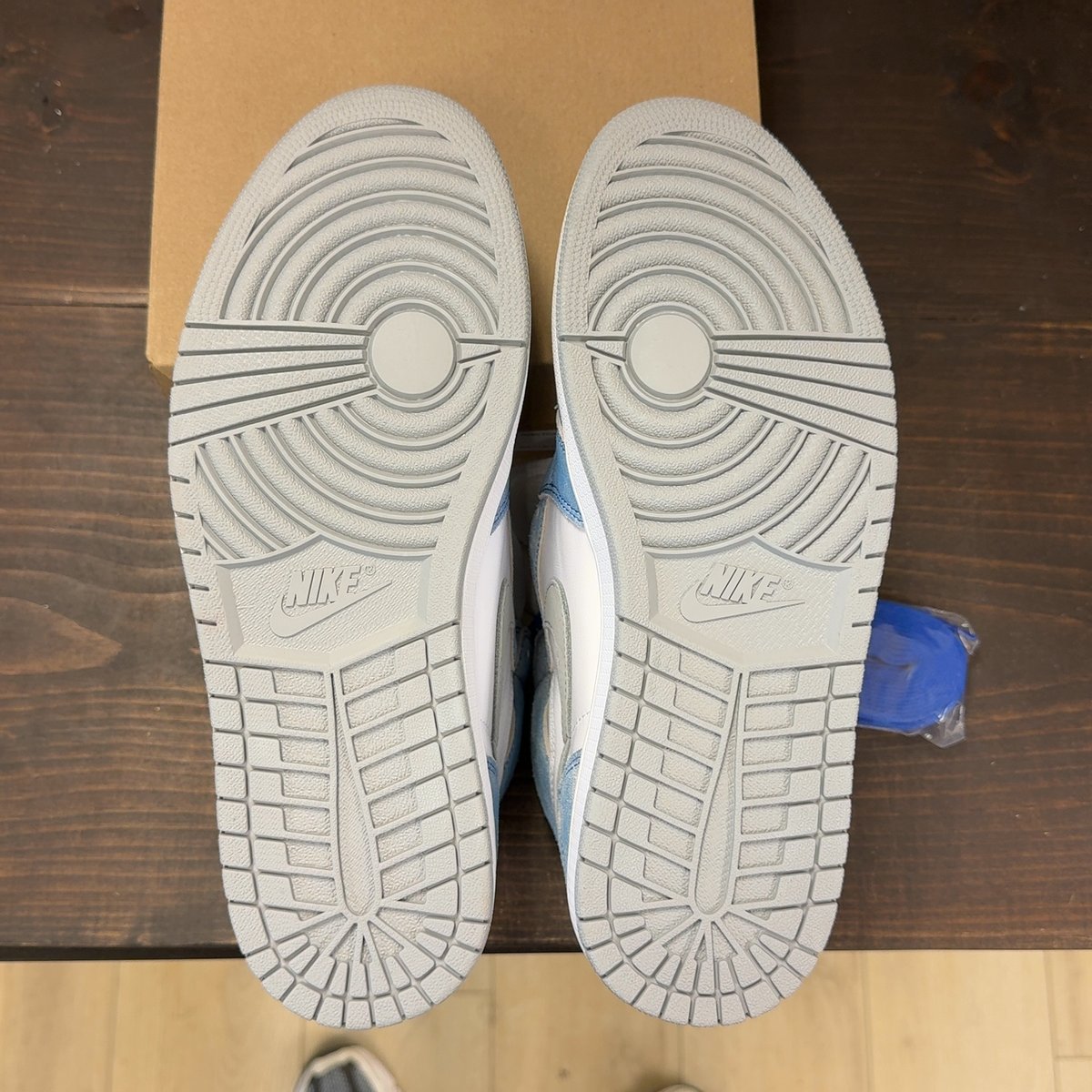 Jordan 1 Retro High OG Hyper Royal Size 11 - aux