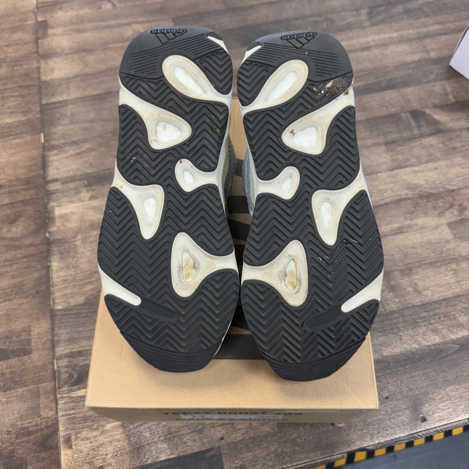 Static Yeezy 700 V2 (USED)