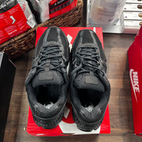 Triple Black Vomero 5 (USED)