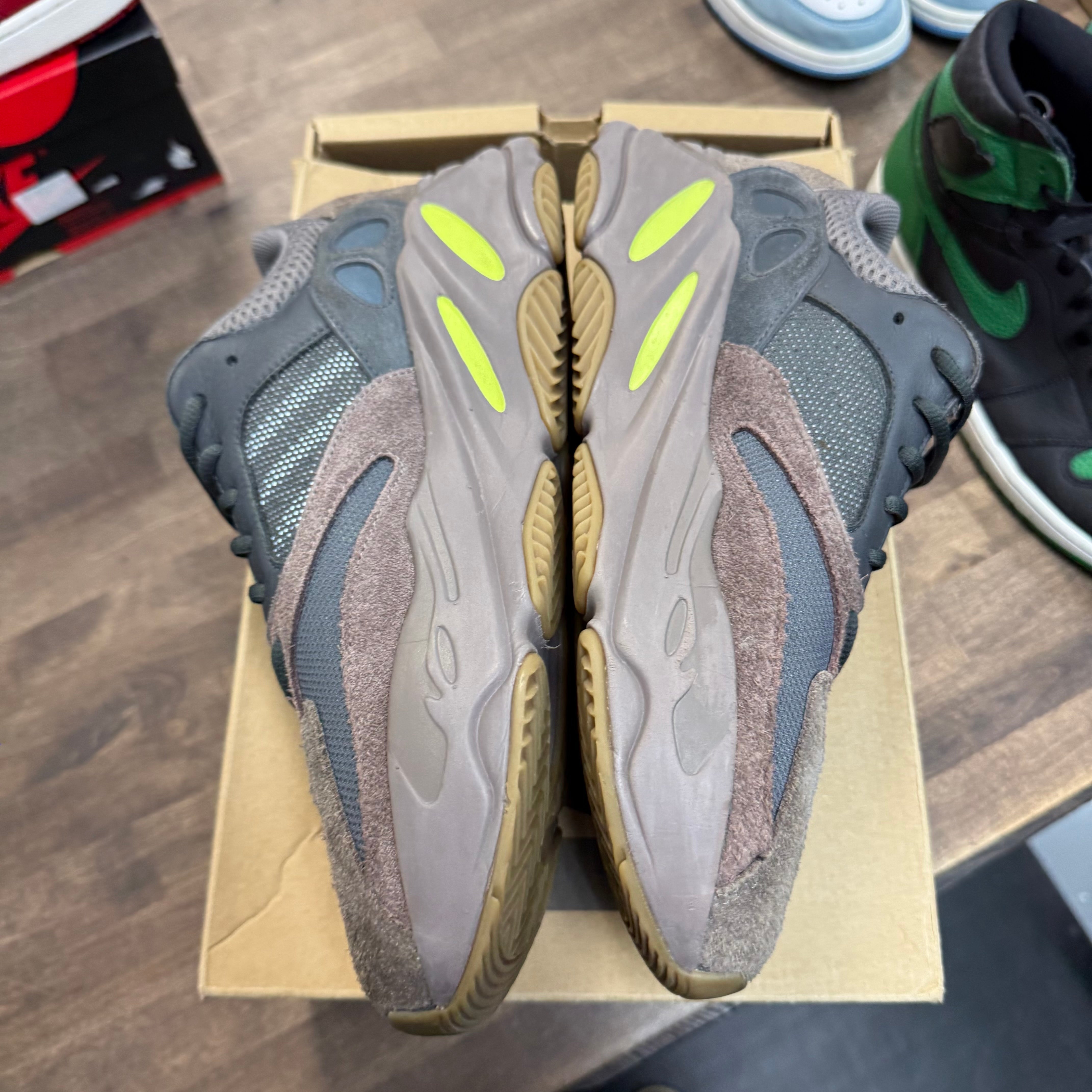 adidas Mauve Yeezy 700 (USED) Size 10 (Pre-Owned) - Image 3