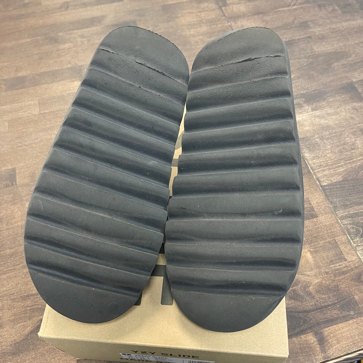 Onyx Yeezy Slide (USED)