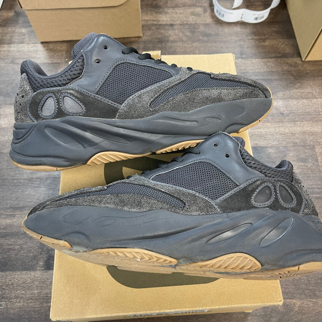 Utility Black Yeezy 700 (USED)