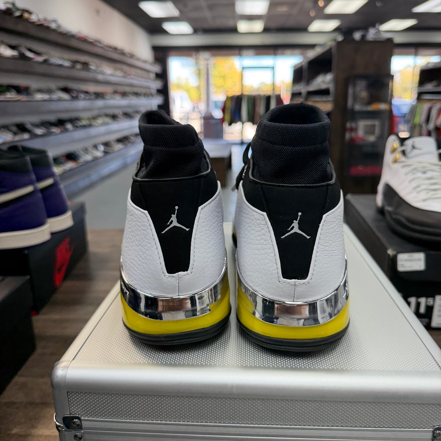 Lightning Jordan 17 Retro Low (2024) (USED)