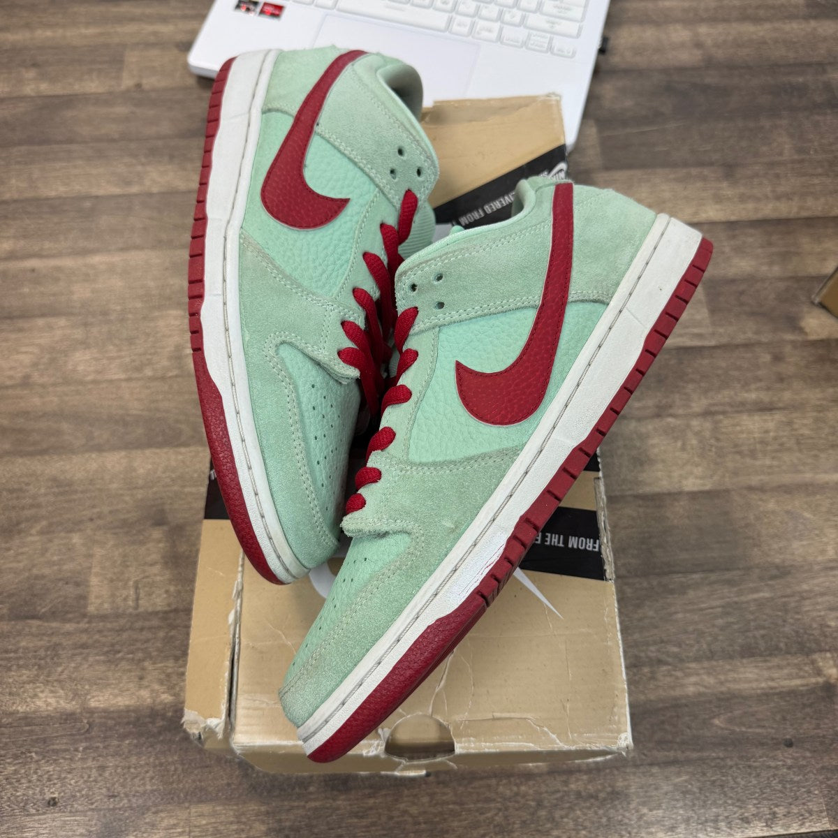 Nike SB Dunk Low Medium Mint Gym Red Size 9 (Pre-Owned) - Image 1