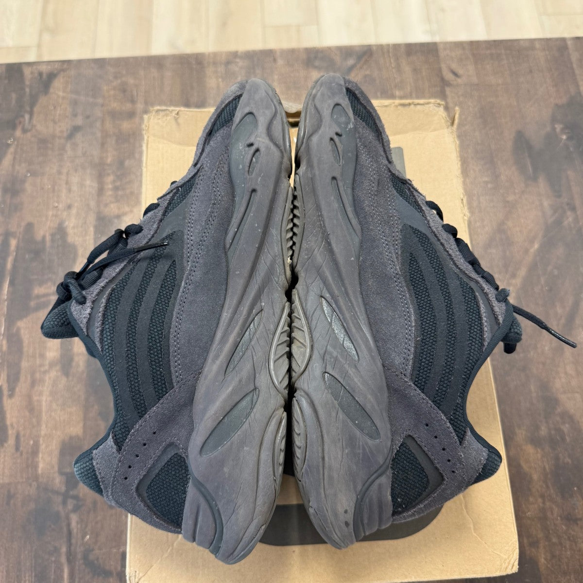 adidas Yeezy Boost 700 V2 Vanta - Image 5