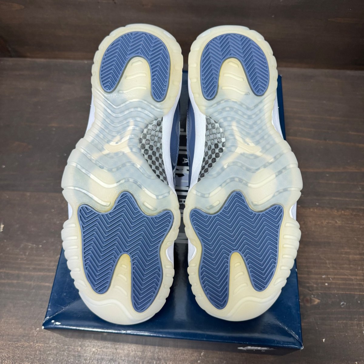 Jordan 11 Retro Low Diffused Blue Size 8 (Pre-Owned) - box