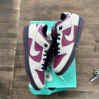 Nike SB Dunk Low Atmosphere Grey True Berry - Image 1