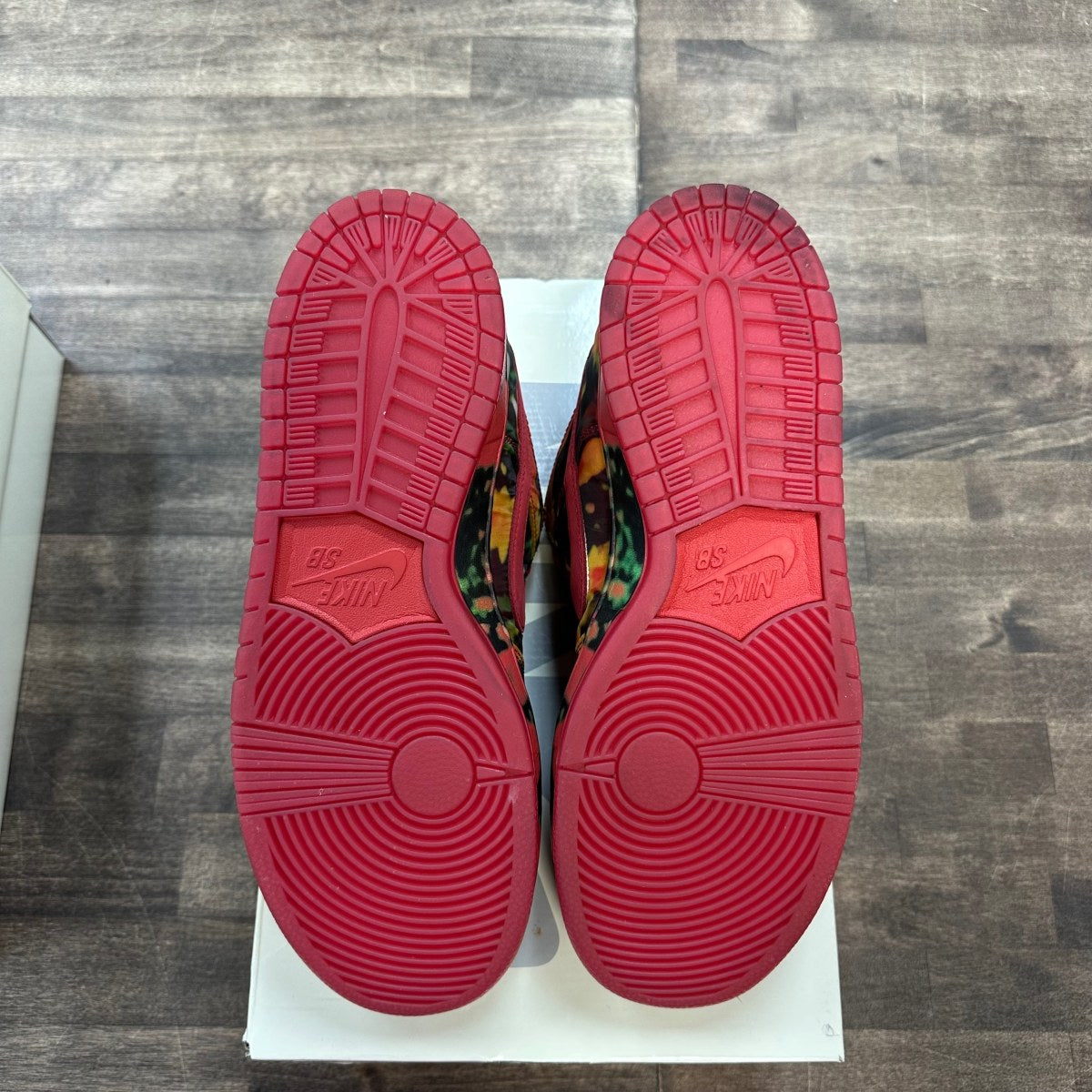 Nike SB Dunk Low The Wizard of Oz Poppy Field Size 11 (Pre-Owned) - Image 5