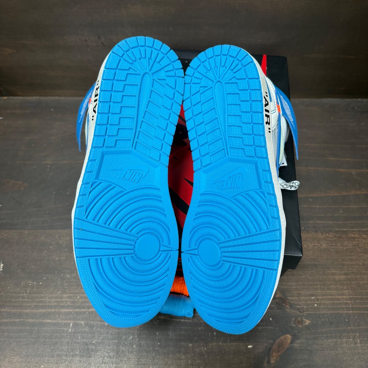 Jordan 1 Retro High Off-White University Blue Size 10.5 (Pre-Owned) - box