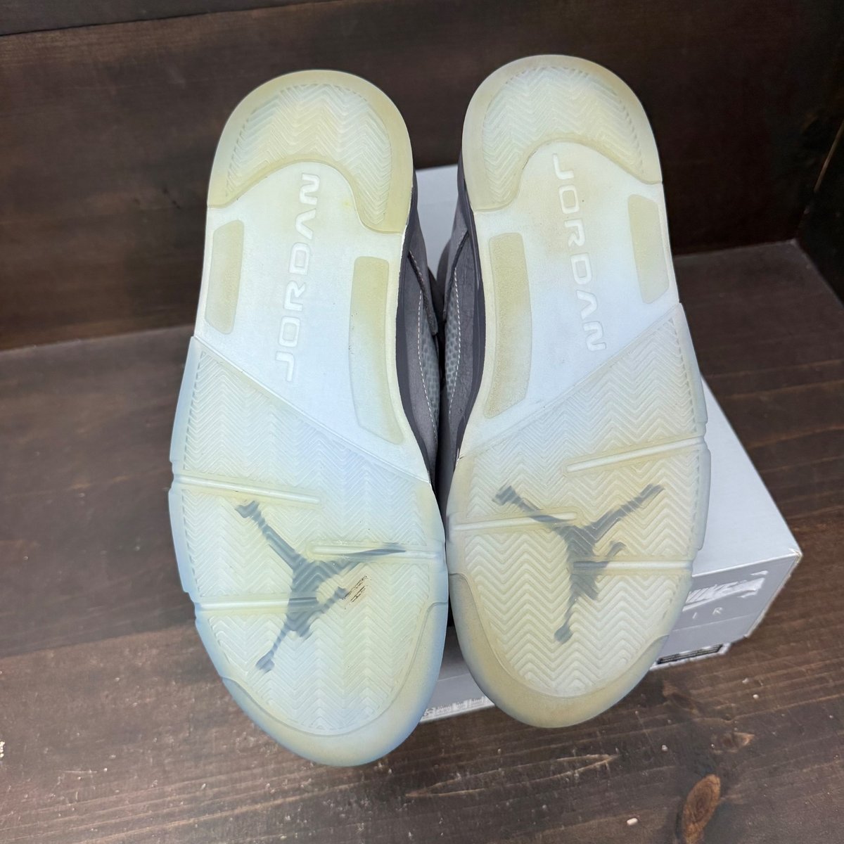 Jordan 5 Retro Wolf Grey (2026) Size 10.5 (Pre-Owned) - box