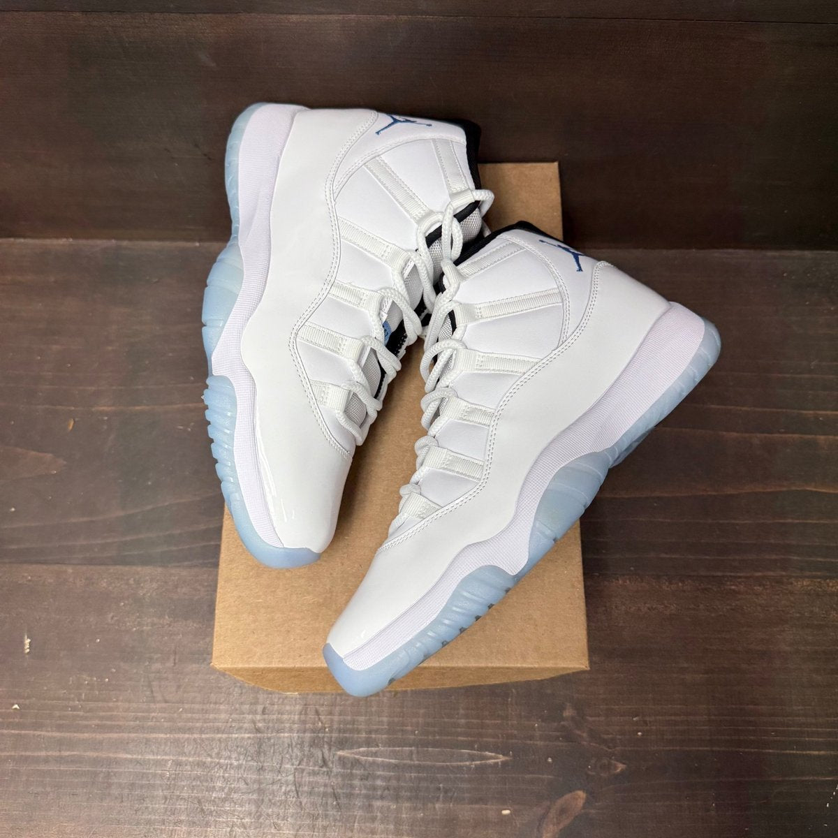 Jordan 11 Retro Legend Blue (2024) Size 10 (Pre-Owned) - tag
