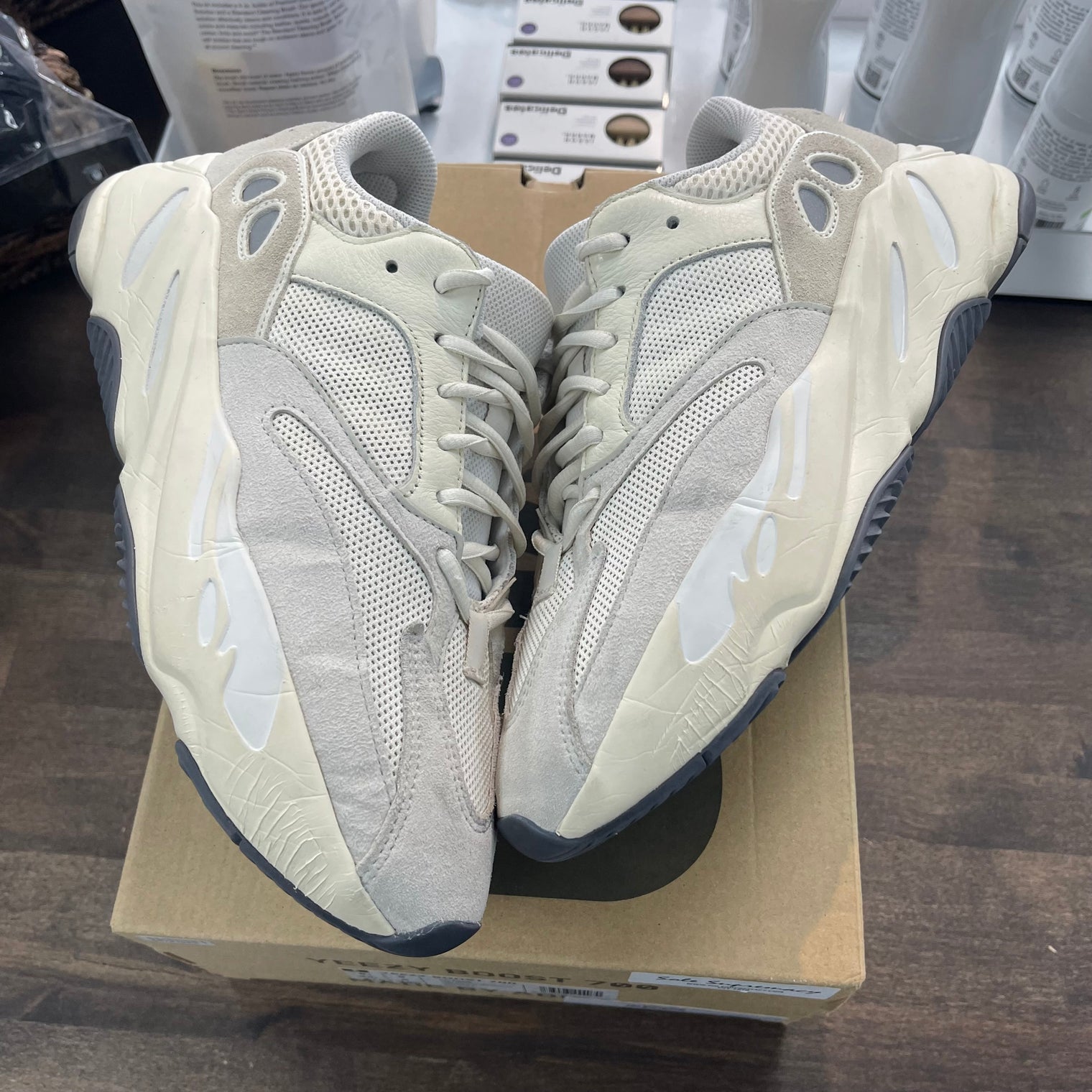 Analog Yeezy 700 (USED)