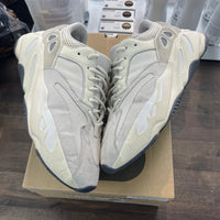 Analog Yeezy 700 (USED)