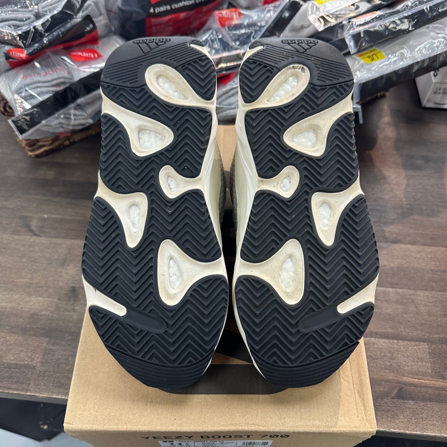 Static Yeezy 700 V2 (USED)