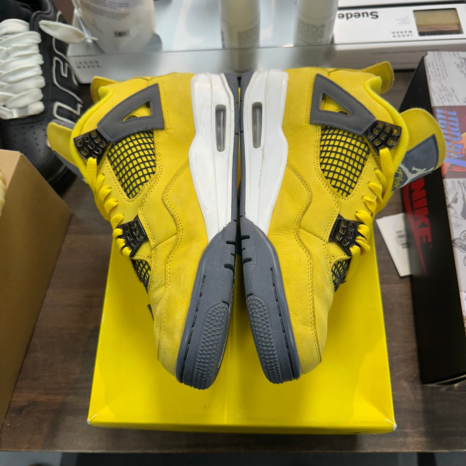 Lightning Jordan 4 (USED)