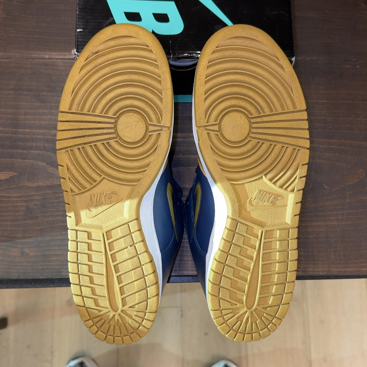 Nike SB Dunk Low Supreme Jewel Swoosh Gold Size 12 (Pre-Owned) - aux