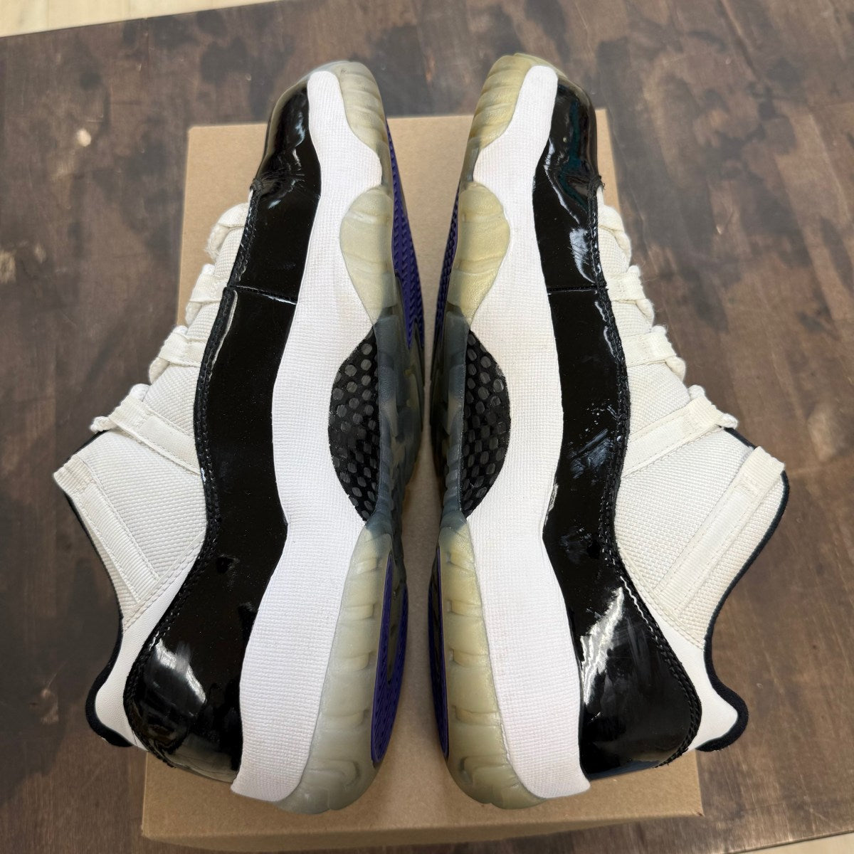 Jordan 11 Retro Low Concord Size 9.5 (Pre-Owned) - Image 5