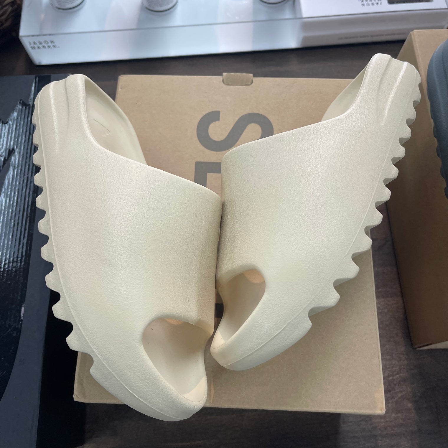 Bone Yeezy Slide (USED)