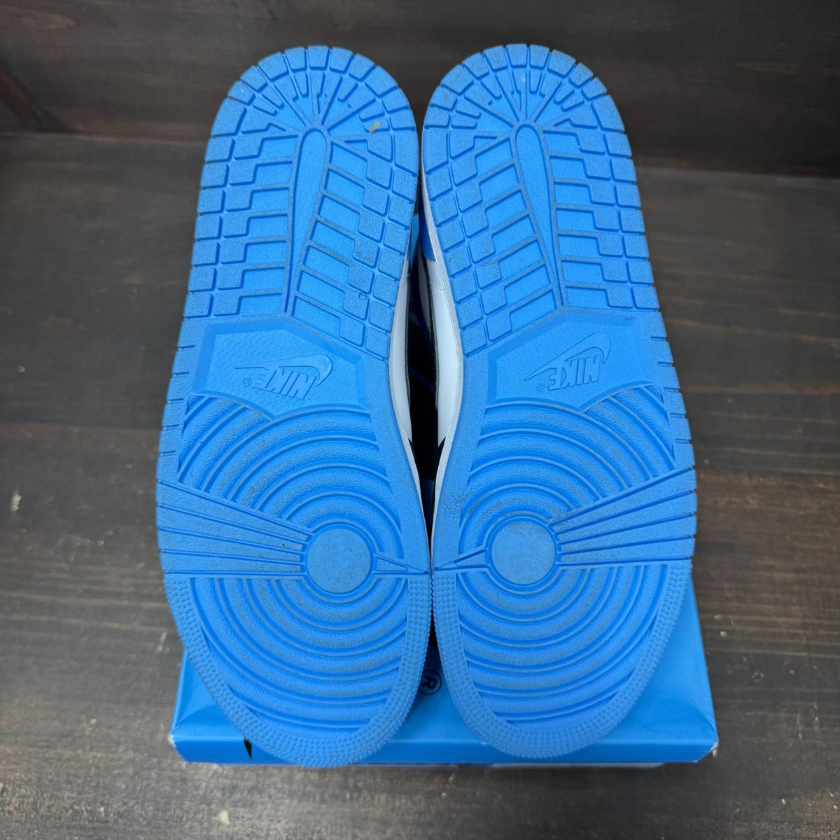 Jordan 1 Retro High OG UNC Toe Size 9 (Pre-Owned) - box