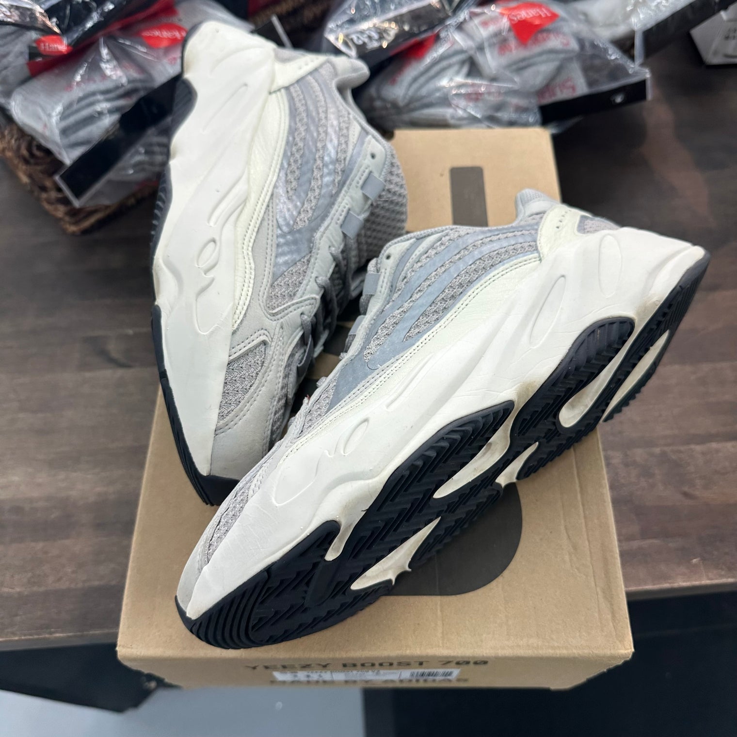 Static Yeezy 700 V2 (USED)