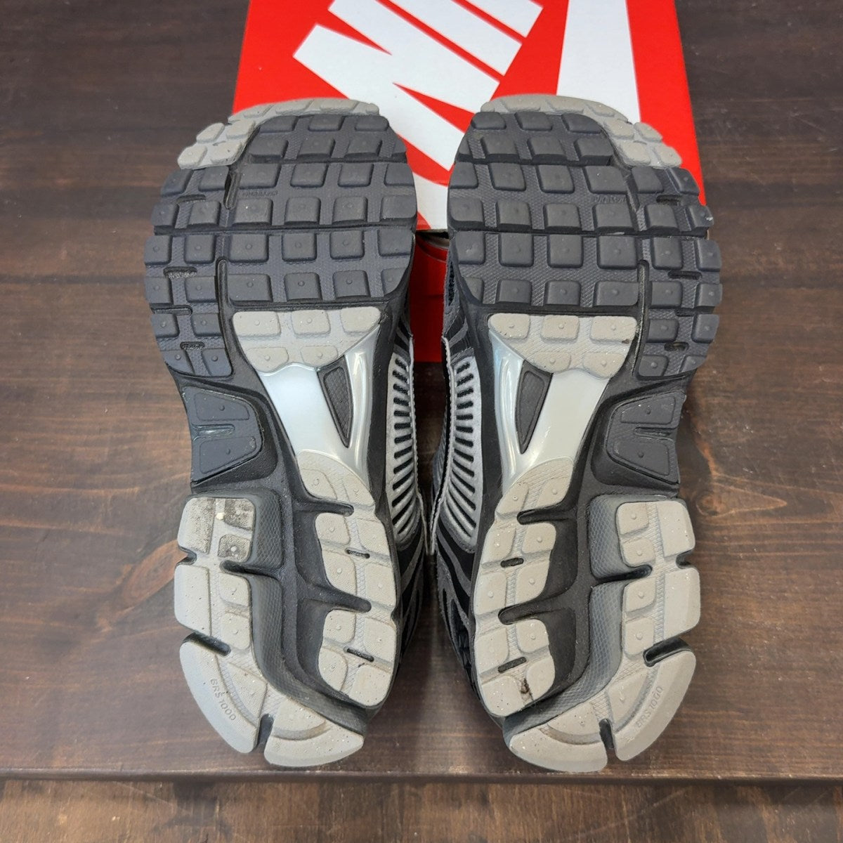 Nike Zoom Vomero 5 Anthracite Flat Silver - Image 8