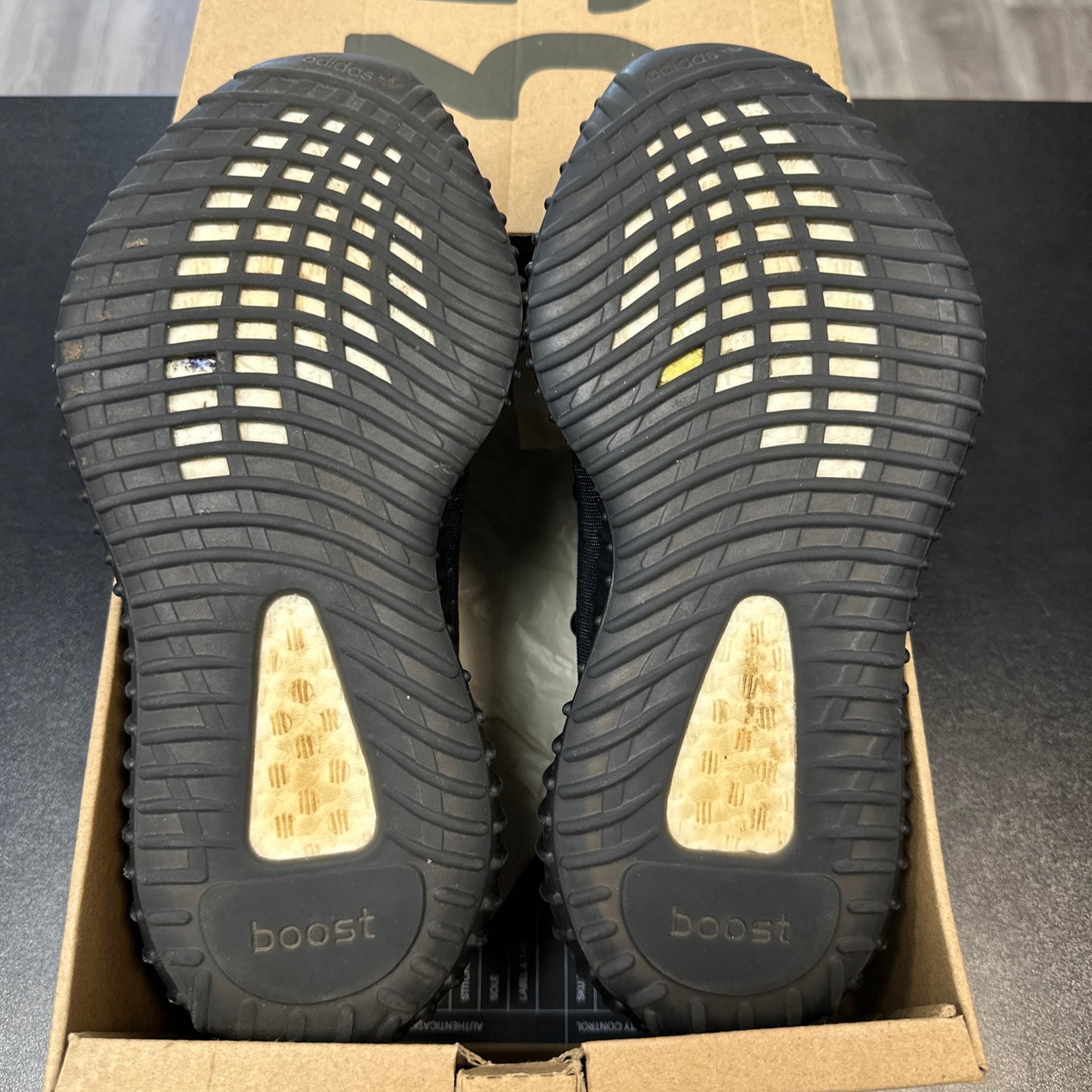 Mono Cinder Yeezy 350 (USED)