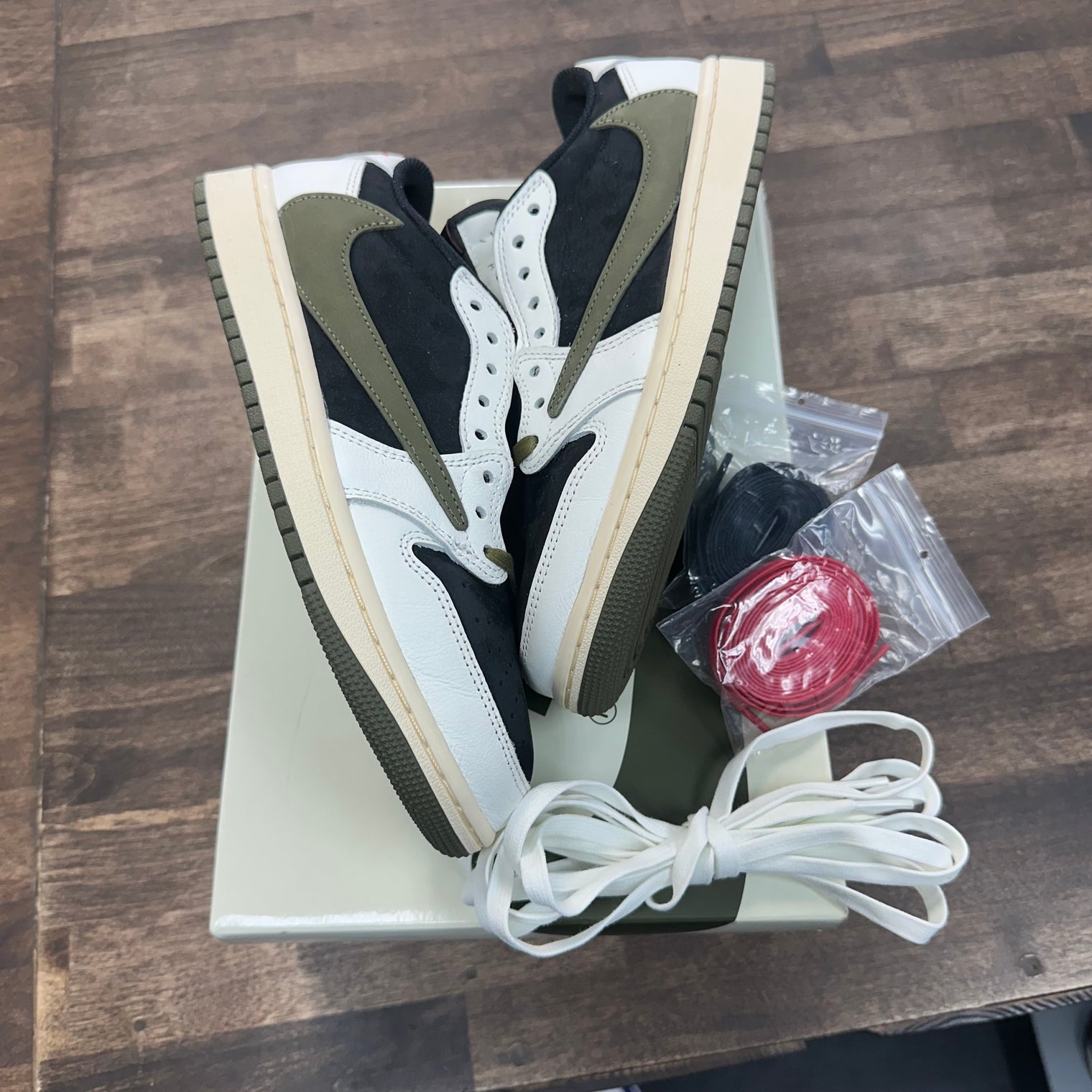 (W) Olive Travis Scott Jordan 1 Low OG SP (USED)