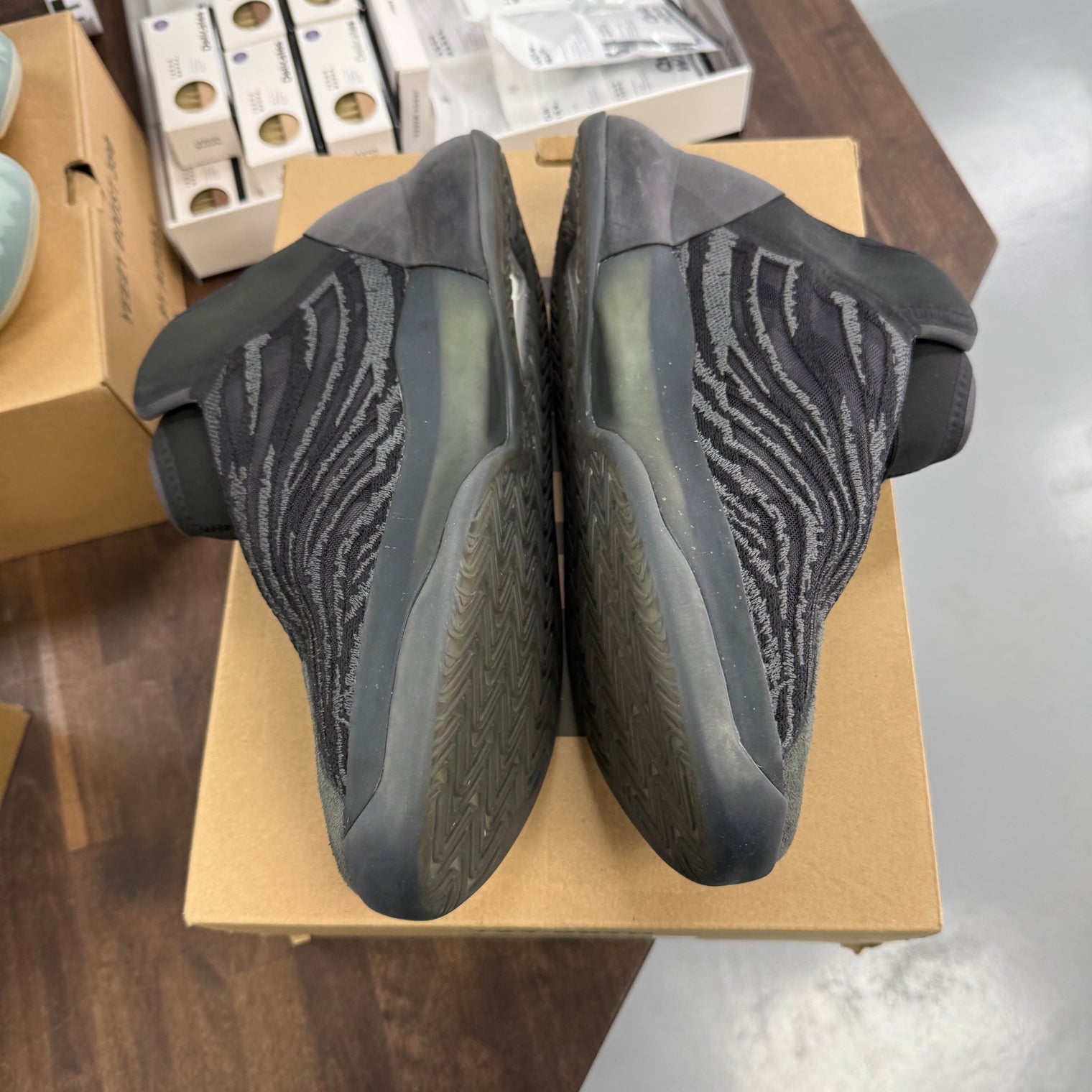 Onyx Yeezy QNTM (USED)