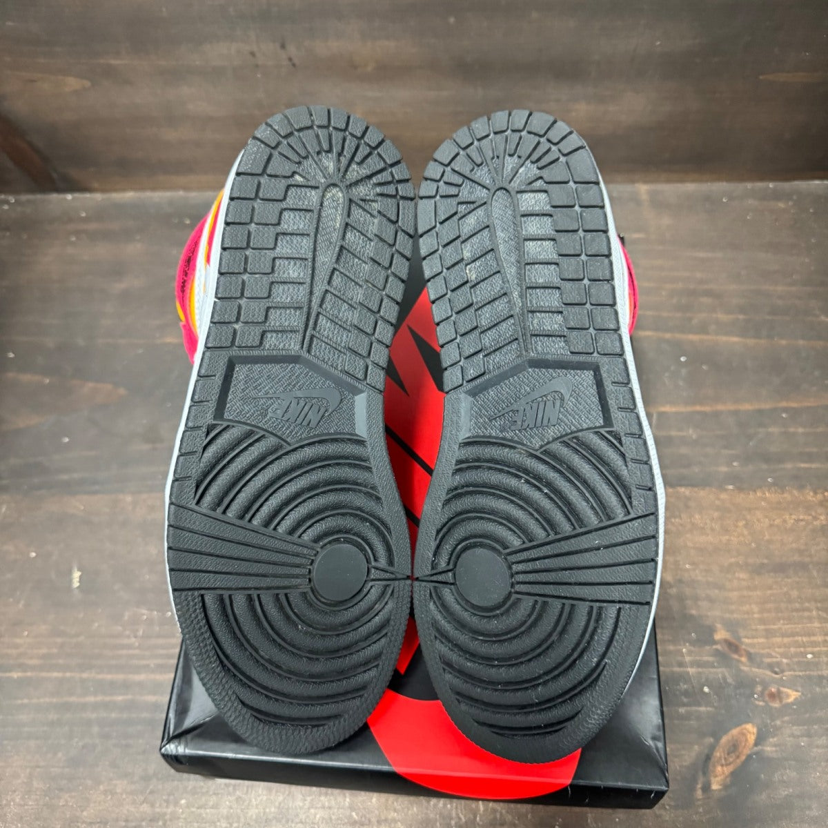 Jordan 1 Retro High OG Light Fusion Red Size 7 (Pre-Owned) - box