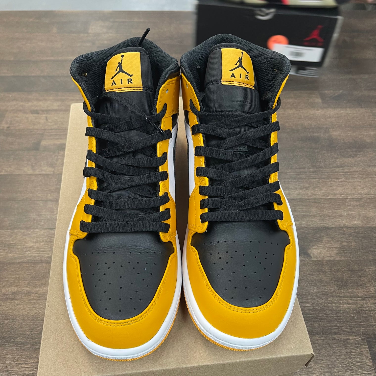 Taxi Jordan 1 Mid (USED, No Box)