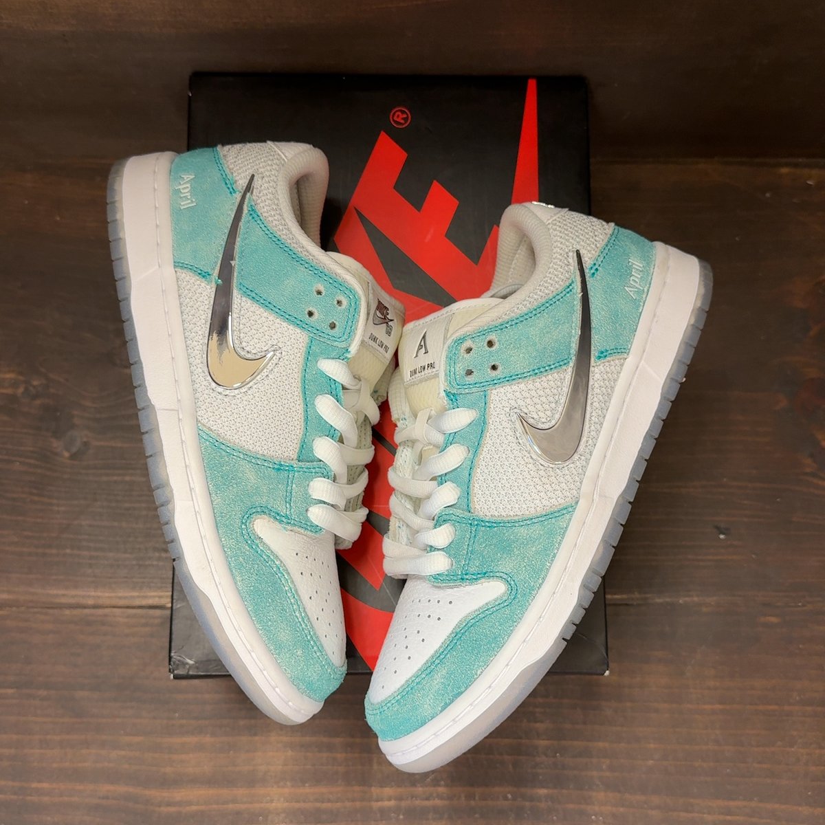 Nike SB Dunk Low April Skateboards Size 6.5 (Pre-Owned) - back