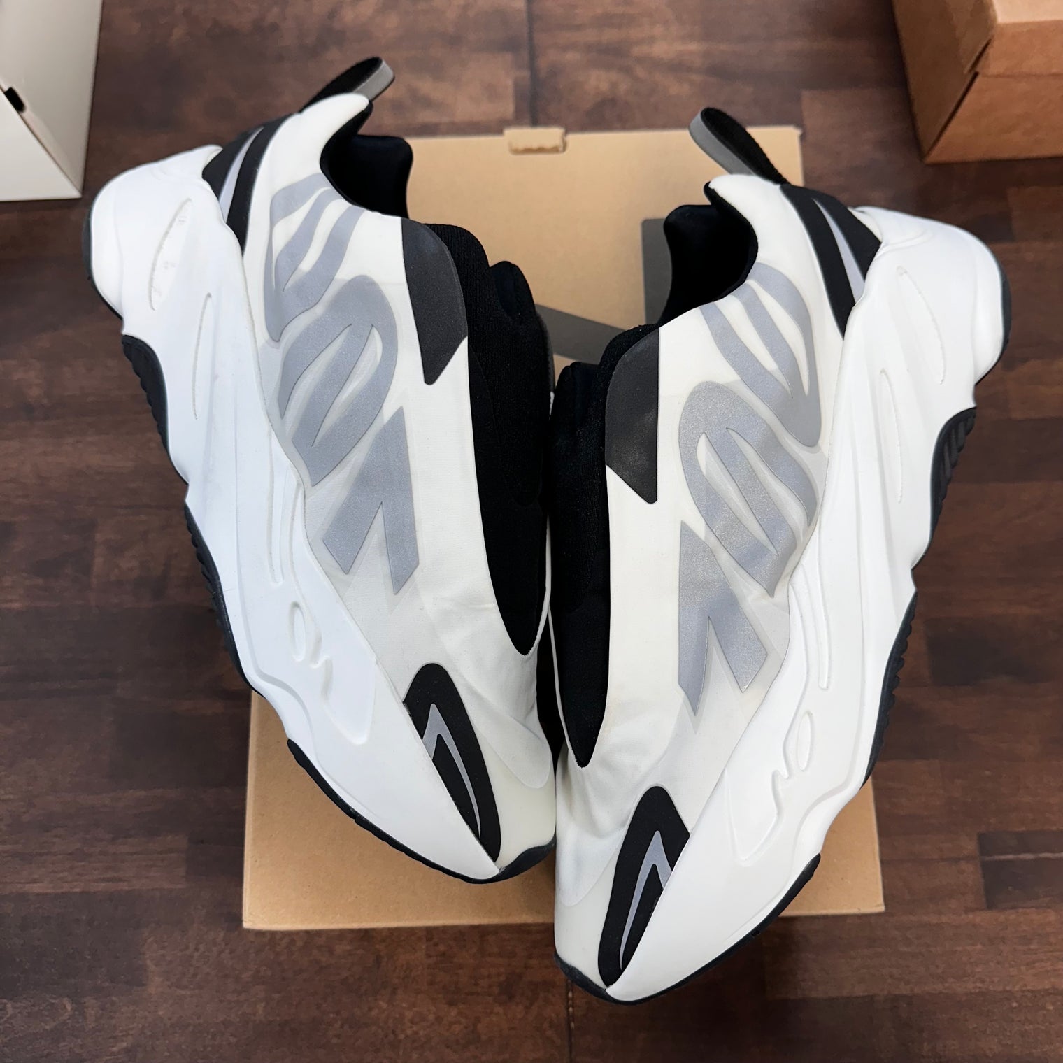 Adidas Yeezy 700 MNVN Analog (USED)