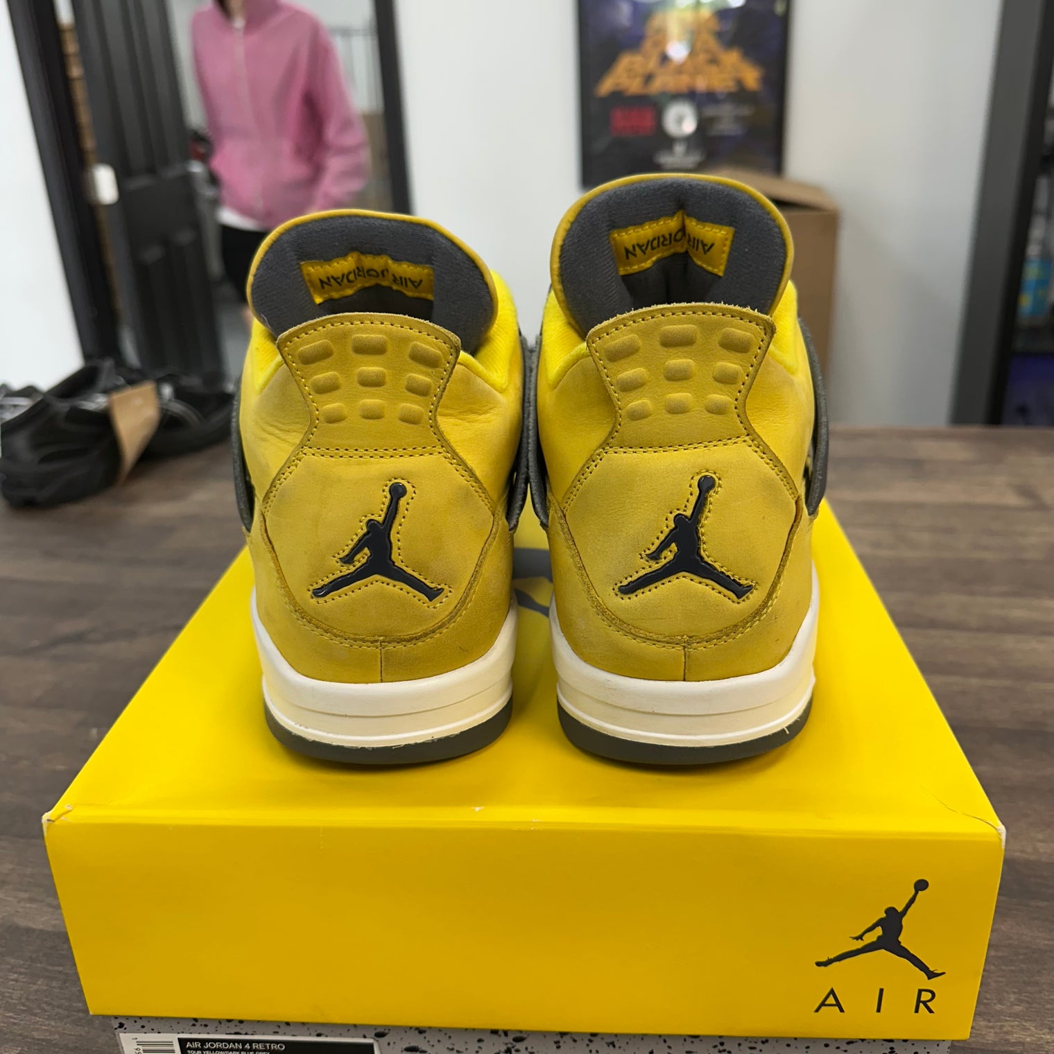 Lightning Jordan 4 Retro (USED)