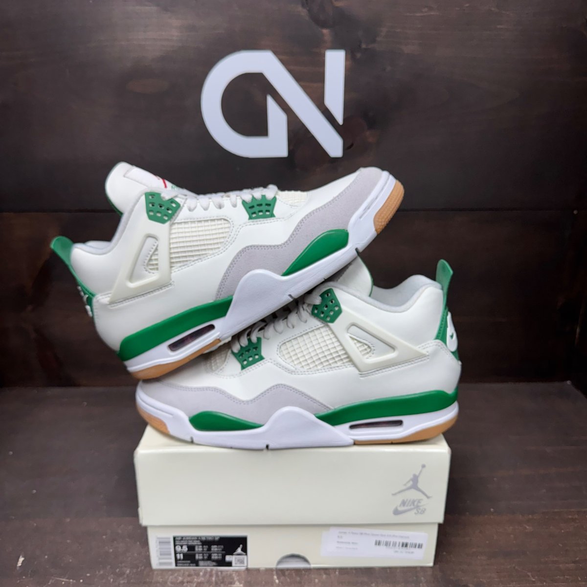 Jordan 4 Retro SB Pine Green Size 9.5 (Pre-Owned) - front