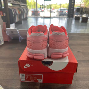 Nike Coral Chalk Hot Punch Vomero 5 (W) (USED) Size 5Y (Pre-Owned) - Image 3